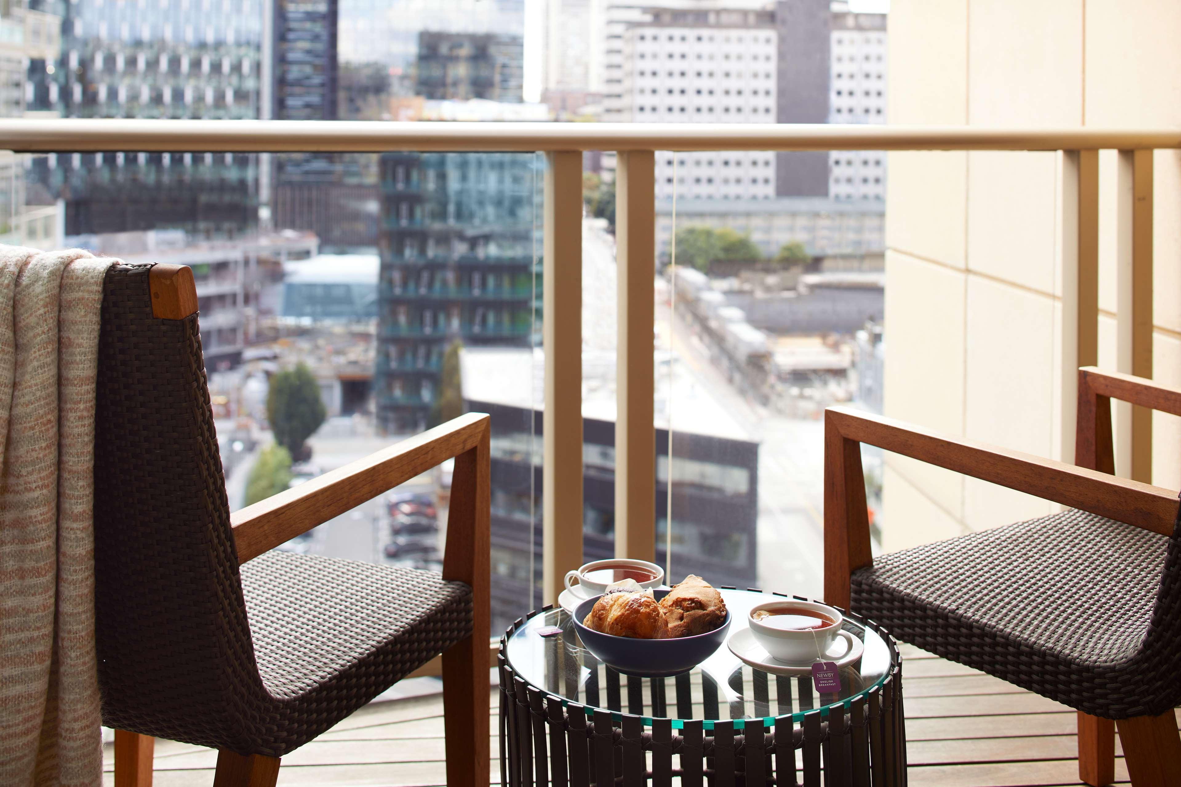 แพน แปซิฟิก ซีแอตเทิล Hotel ภายนอก รูปภาพ A balcony at the hotel